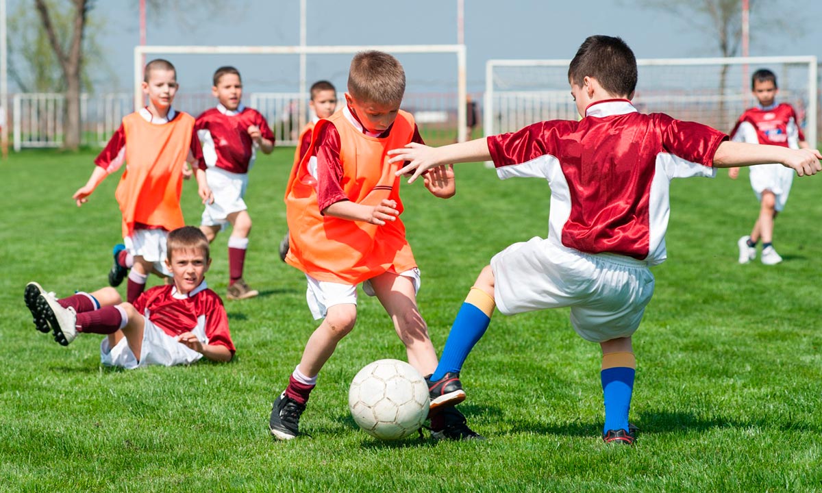 niños haciendo deportes en vacaciones de verano colegio san pedro